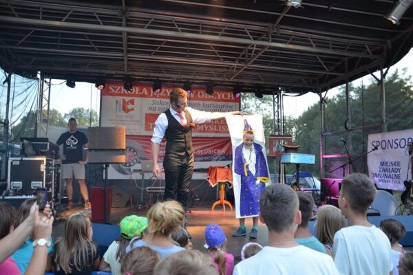 występ iluzjonisty na pikniku rodzinnym